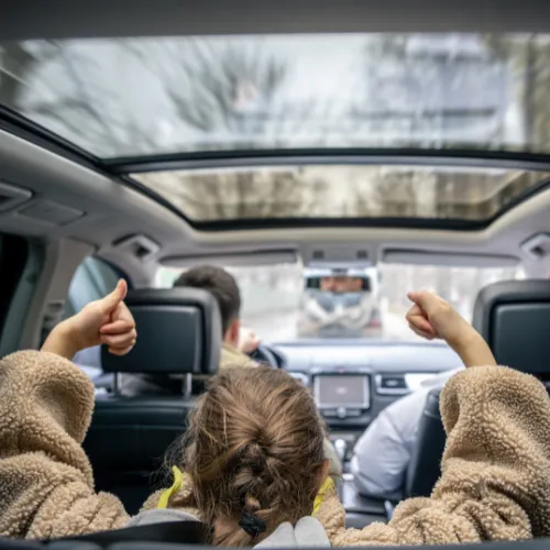 transport scolaire lille en van enfant satisfait de la prestation du chauffeur prive