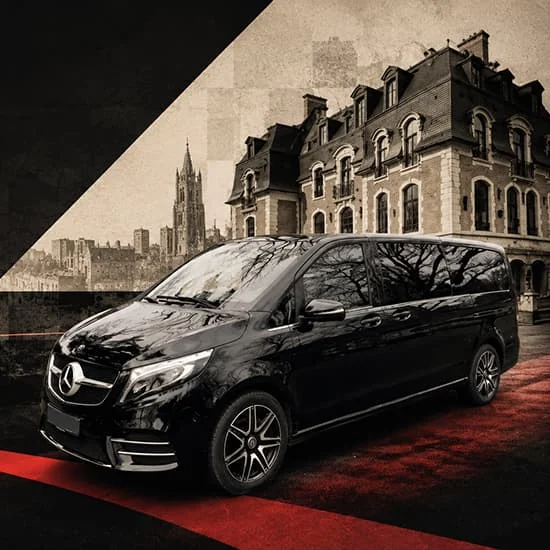 Montage d’un van Mercedes noir sur un tapis rouge devant un bâtiment ancien.
